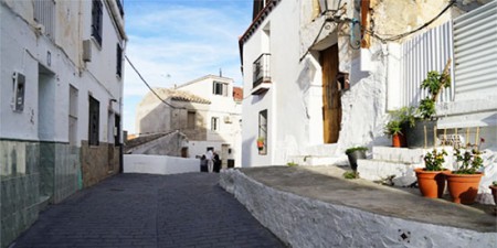 Remodelan la antigua entrada a Coín y la calle Puerta de la Villa