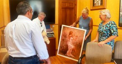 El alcalde de Álora recibe a la pintora ucraniana Elena Solodkaia
